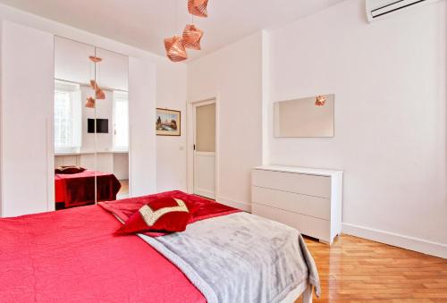1 dormitorio con 1 cama roja en una habitación blanca en Piazza Navona - Roma Centro Storico, en Roma