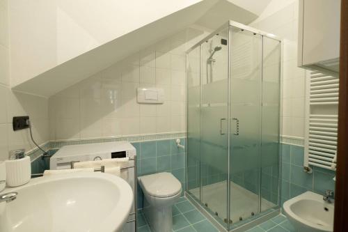 モンタニャーナにあるDimore Al Borgo 2のバスルーム(シャワー、トイレ、シンク付)