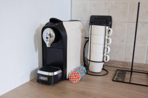 un grille-pain posé sur un comptoir de cuisine dans l'établissement Dimore Al Borgo, à Montagnana