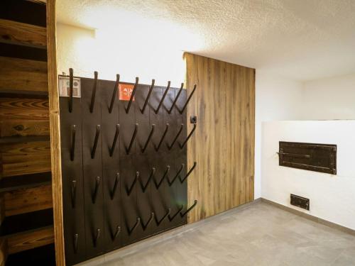 una puerta de granero en una habitación con pared en Holiday Home bergGLÜCK by Interhome, en Spiss