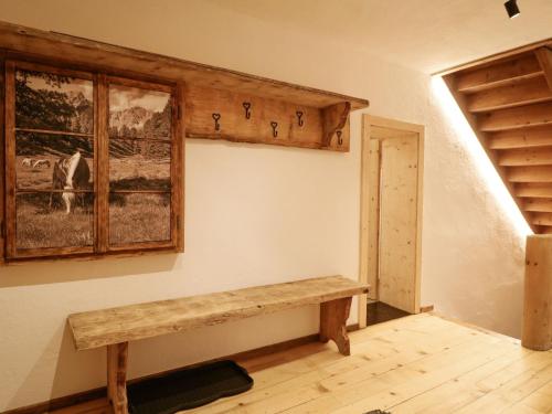 Cette chambre dispose d'un banc en bois et d'une fenêtre. dans l'établissement Holiday Home bergGLÜCK by Interhome, à Spiss