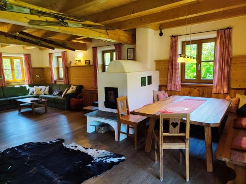 uma sala de estar com uma mesa e uma lareira em Holiday Home st martin chalets-1 by Interhome em Sankt Martin