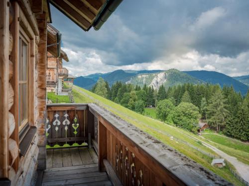 uma varanda com vista para as montanhas em Holiday Home Holzknecht by Interhome em Pichl