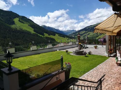 ein Balkon mit Blick auf die Berge in der Unterkunft Apartment INT2 - 2 Zimmer für max- 4 Personen A2 by Interhome in Saalbach-Hinterglemm