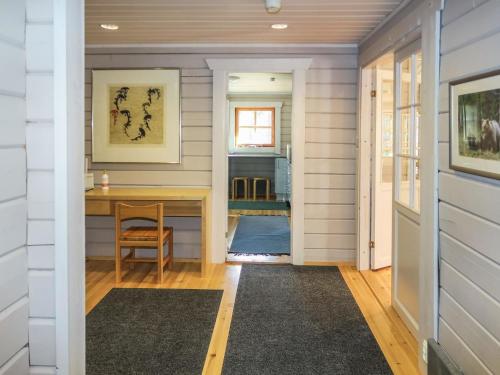 ein Heimbüro mit einem Schreibtisch auf dem Flur in der Unterkunft Holiday Home Alkuvilla by Interhome in Saariselkä