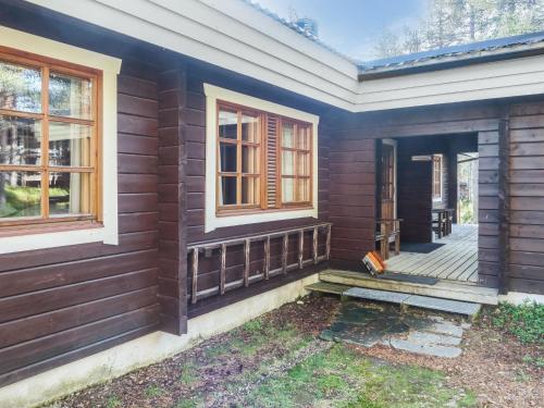 ein Haus mit einer Holzfassade und einer Veranda in der Unterkunft Holiday Home Alkuvilla by Interhome in Saariselkä