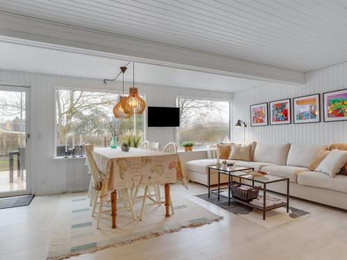 - un salon avec un canapé blanc et une table dans l'établissement Holiday Home Elma - 350m from the sea in SE Jutland by Interhome, à Juelsminde