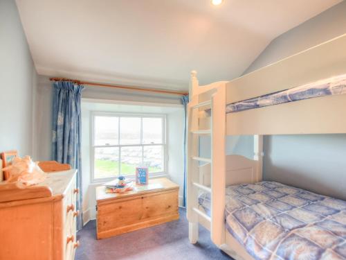 - une chambre avec des lits superposés et une fenêtre dans l'établissement The Townhouse At Green Edge, à Beaumaris
