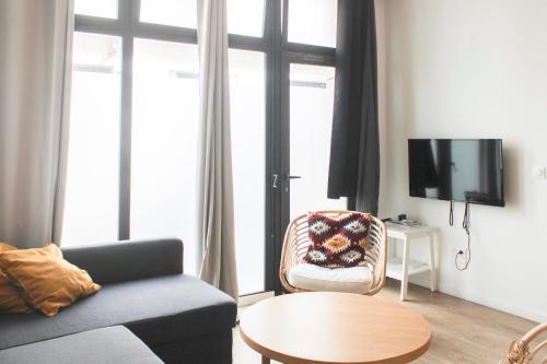 - un salon avec un canapé, une table et une télévision dans l'établissement Spacious appt close to Place Monge, à Paris