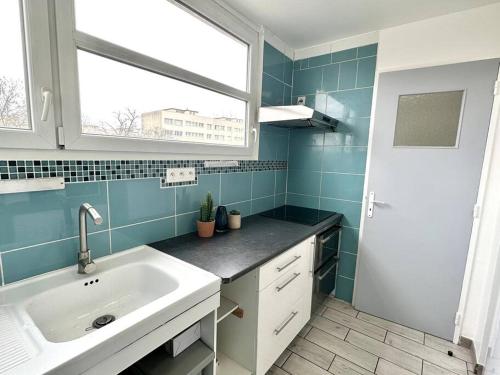 a bathroom with a sink and a window at Stade de France 12min - Idéal JO 2024 in Saint-Denis