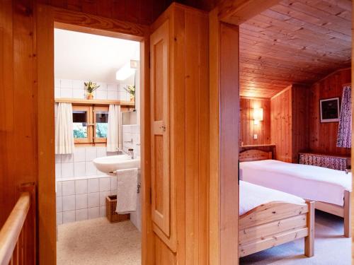 Chalet Chalet Le Haut Pré by Interhomeにあるベッド