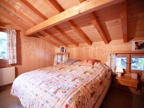 Chalet Chalet Le Haut Pré by Interhomeにあるベッド