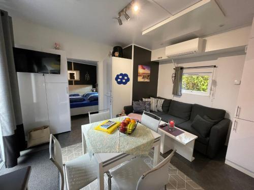 Χώρος καθιστικού στο Holiday Home Tiny Haus Ulrike by Interhome