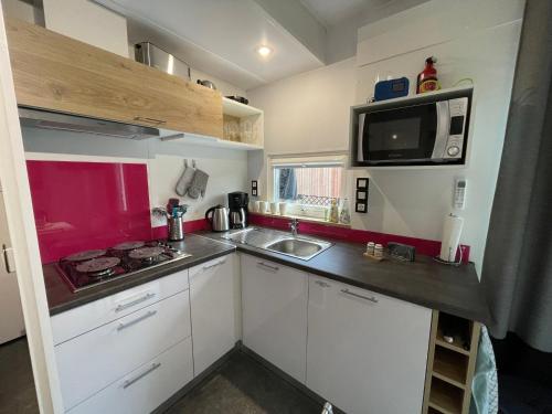 Η κουζίνα ή μικρή κουζίνα στο Holiday Home Tiny Haus Ulrike by Interhome
