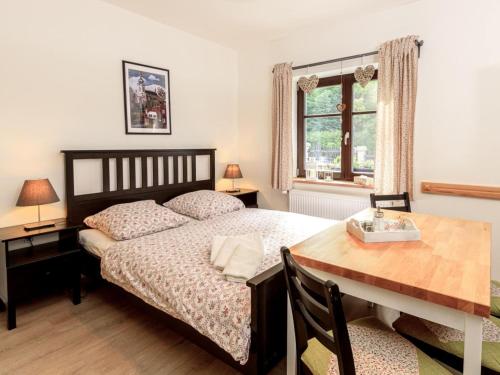 Tempat tidur dalam kamar di Apartment Arnoltice 2 by Interhome