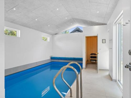 uma piscina no meio de um quarto em Holiday Home Asmine - 30m from the sea in Funen by Interhome em Millinge