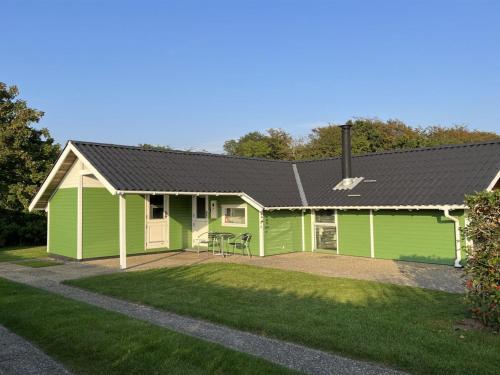 una casa verde con techo negro en Holiday Home Esther - 500m from the sea in SE Jutland by Interhome en Egernsund