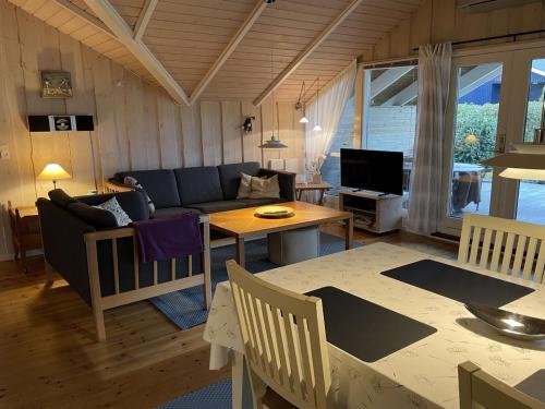 sala de estar con sofá y mesa en Holiday Home Esther - 500m from the sea in SE Jutland by Interhome en Egernsund