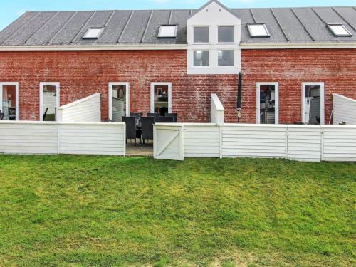 una casa con una recinzione bianca davanti di Apartment Ilka - all inclusive - 2-3km from the sea by Interhome a Sønderby