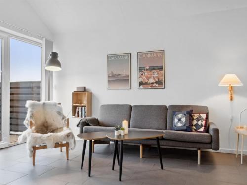 uma sala de estar com um sofá e uma mesa em Apartment Helemine - 400m from the sea in NW Jutland by Interhome em Fjerritslev