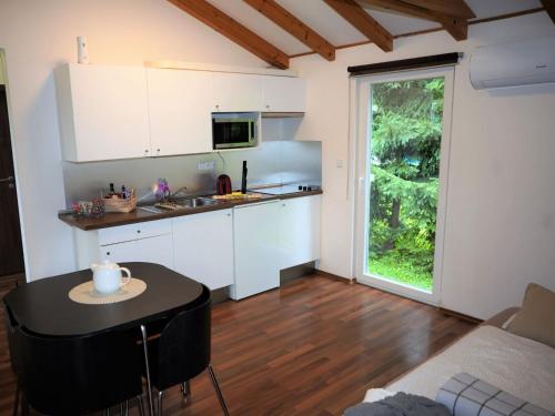 uma cozinha com uma mesa e uma bancada em Holiday Home Pod Liščím Kopcem by Interhome em Horní Branná