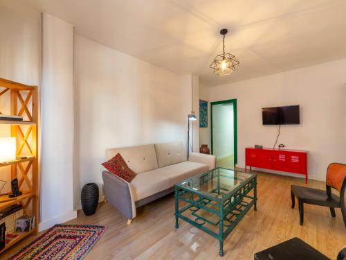 ein Wohnzimmer mit einem Sofa und einem Glastisch in der Unterkunft Apartment Real - Puerto by Interhome in Almería
