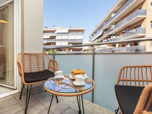 einen Balkon mit einem Tisch und Stühlen in der Unterkunft Apartment Melucia by Interhome in Lloret de Mar