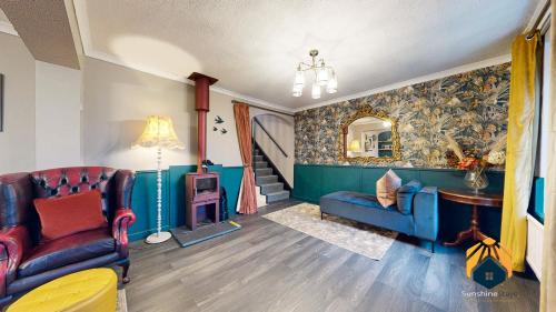 uma sala de estar com mobiliário azul e um espelho em Newly Renovated Cottage - Forest of Dean - Pet Friendly with Sauna em Coleford