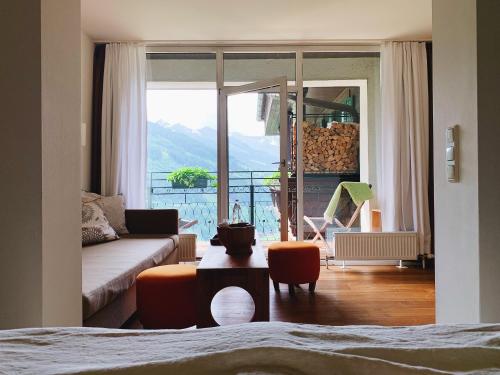 salon z kanapą i widokiem na balkon w obiekcie Alpine Spa Hotel Haus Hirt w mieście Bad Gastein