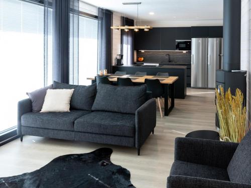 Posezení v ubytování Holiday Home Saanan helmi by Interhome