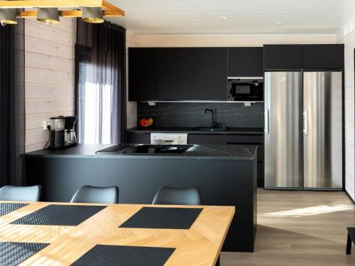 Virtuvė arba virtuvėlė apgyvendinimo įstaigoje Holiday Home Saanan helmi by Interhome