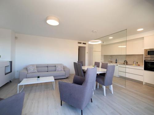 ein Wohnzimmer mit einem Sofa, einem Tisch und Stühlen in der Unterkunft Apartment Isea Calpe-6 by Interhome in Calpe