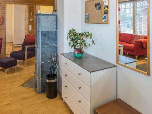 萨利色尔卡Holiday Home Moitakuru a10 by Interhome的房间里的一个装有植物的梳妆台