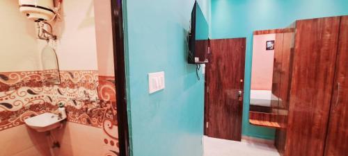 a bathroom with a toilet and a sink at Hotel Ananya Inn in Varanasi
