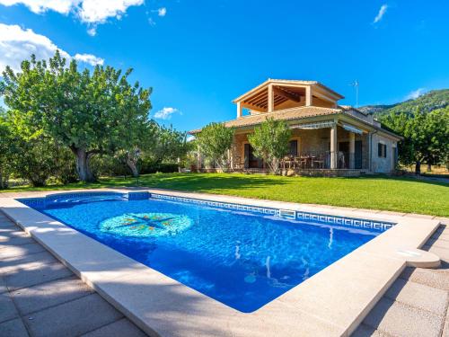 uma casa com piscina em frente a uma casa em Villa Can Mestre by Interhome em Selva