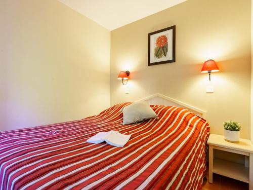 une chambre avec un lit avec deux serviettes dessus dans l'établissement Apartment Les Terrasses d'Arcangues-5 by Interhome, à Arcangues