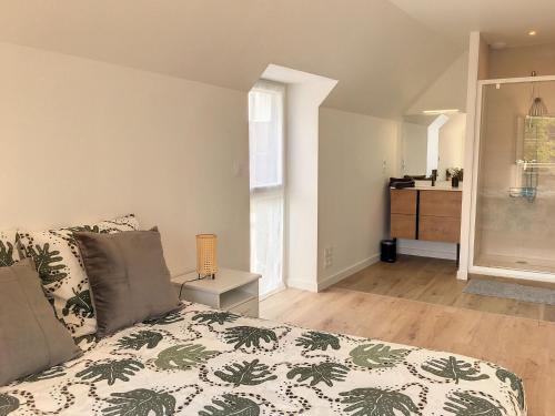 - une chambre avec un lit et une commode dans l'établissement Holiday Home Le cottage by Interhome, à La Fresnais