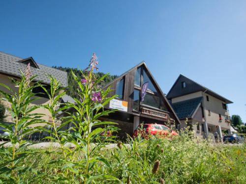 une maison à l'avant dans l'établissement Apartment Les Hameaux de la Perrière-2 by Interhome, à Saint-Colomban-des-Villards
