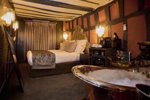 Una cama o camas en una habitación de Funky Monk Hotel