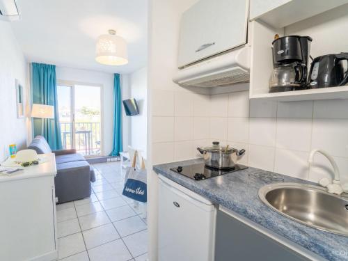 une cuisine avec un évier et un plan de travail dans l'établissement Studio Le Neptune-2 by Interhome, à Saint Pierre La Mer