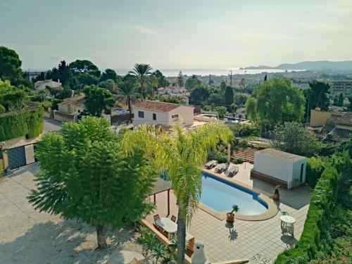 uma vista aérea de uma villa com piscina em Holiday Home Germaine by Interhome em Xàbia