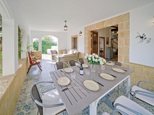 uma sala de jantar com mesa e cadeiras em Holiday Home Germaine by Interhome em Xàbia