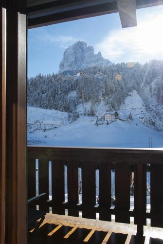 Vista generica sulle montagne o vista sulle montagne dall'interno dell'hotel