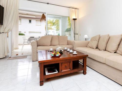 een woonkamer met een bank en een salontafel bij Apartment Nautic-2 by Interhome in Platja  d'Aro