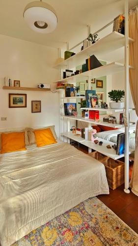 - une chambre avec un lit dans une pièce dotée d'étagères dans l'établissement Casa Verde, à Rome