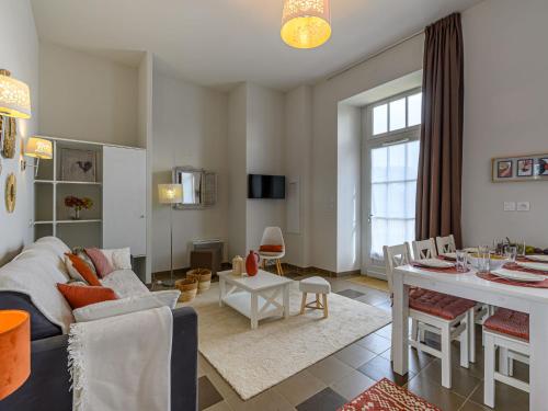 een woonkamer met een bank en een tafel bij Apartment Le Château de Kergonano-9 by Interhome in Baden