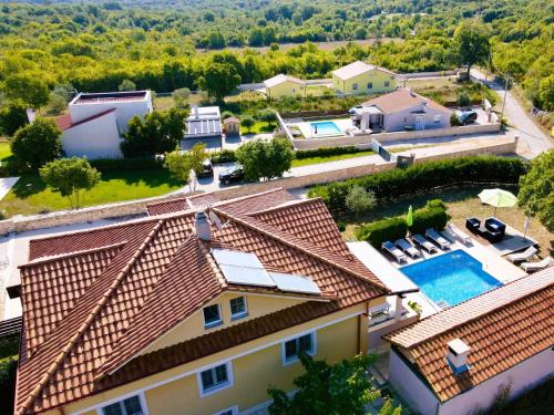 uma vista aérea de uma casa com piscina em Holiday Home Villa Krase by Interhome em Krnica