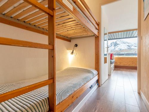 une chambre avec deux lits superposés et une fenêtre dans l'établissement Studio Home Club - Lavachet-11 by Interhome, à Tignes