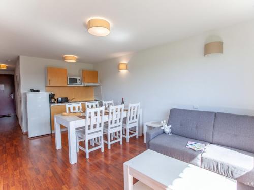 un salon avec un canapé, une table et des chaises dans l'établissement Apartment Les Hameaux de La Chalosse-1 by Interhome, à Cassen