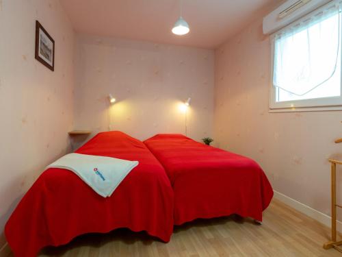 - un lit rouge dans une chambre avec fenêtre dans l'établissement Apartment L'air du Large by Interhome, à Saint-Malo